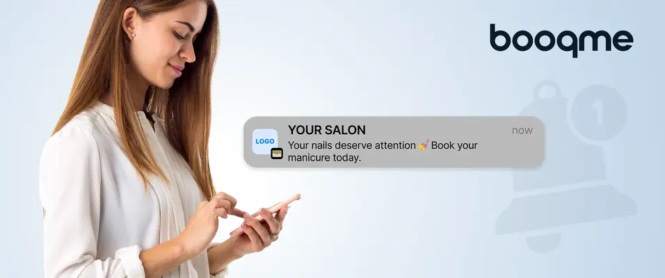 Nő push értesítést olvas a mobiltelefonján egy hűségkártyáról